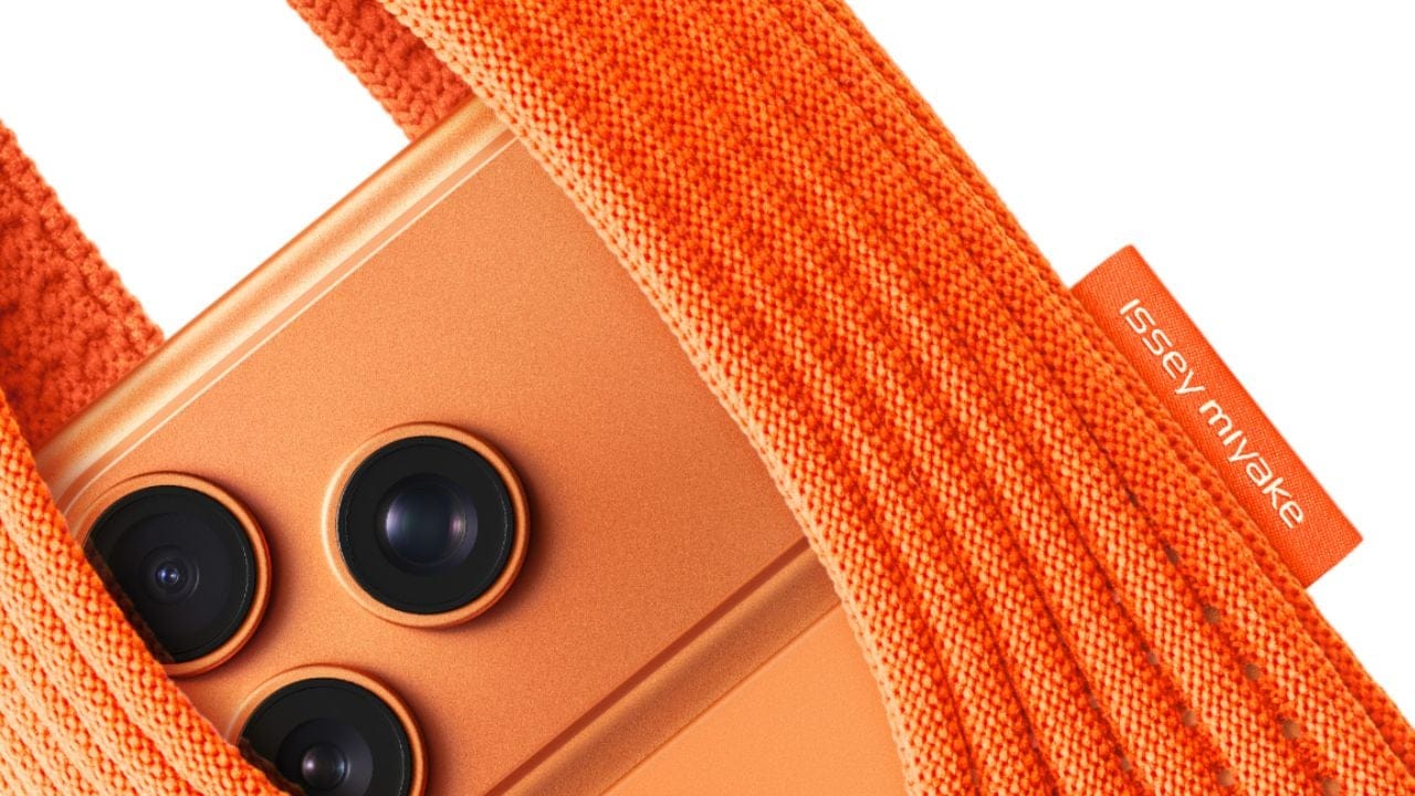 iPhone Pocket by ISSEY MIYAKE ショート　サファイア Apple iPhone Pocket by ISSEY MIYAKE - Short Sapphire - US